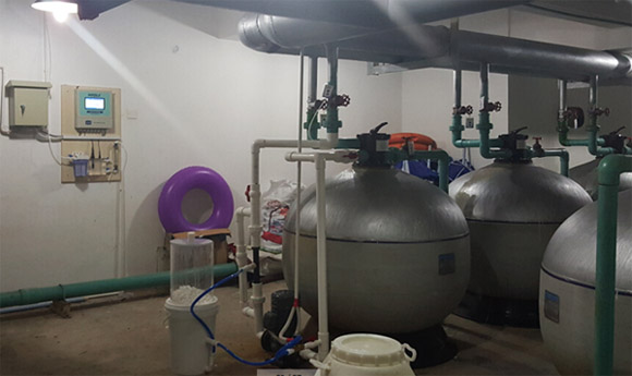 梅林一村泳池裝好了水質(zhì)在線監(jiān)測(cè)加藥系統(tǒng)